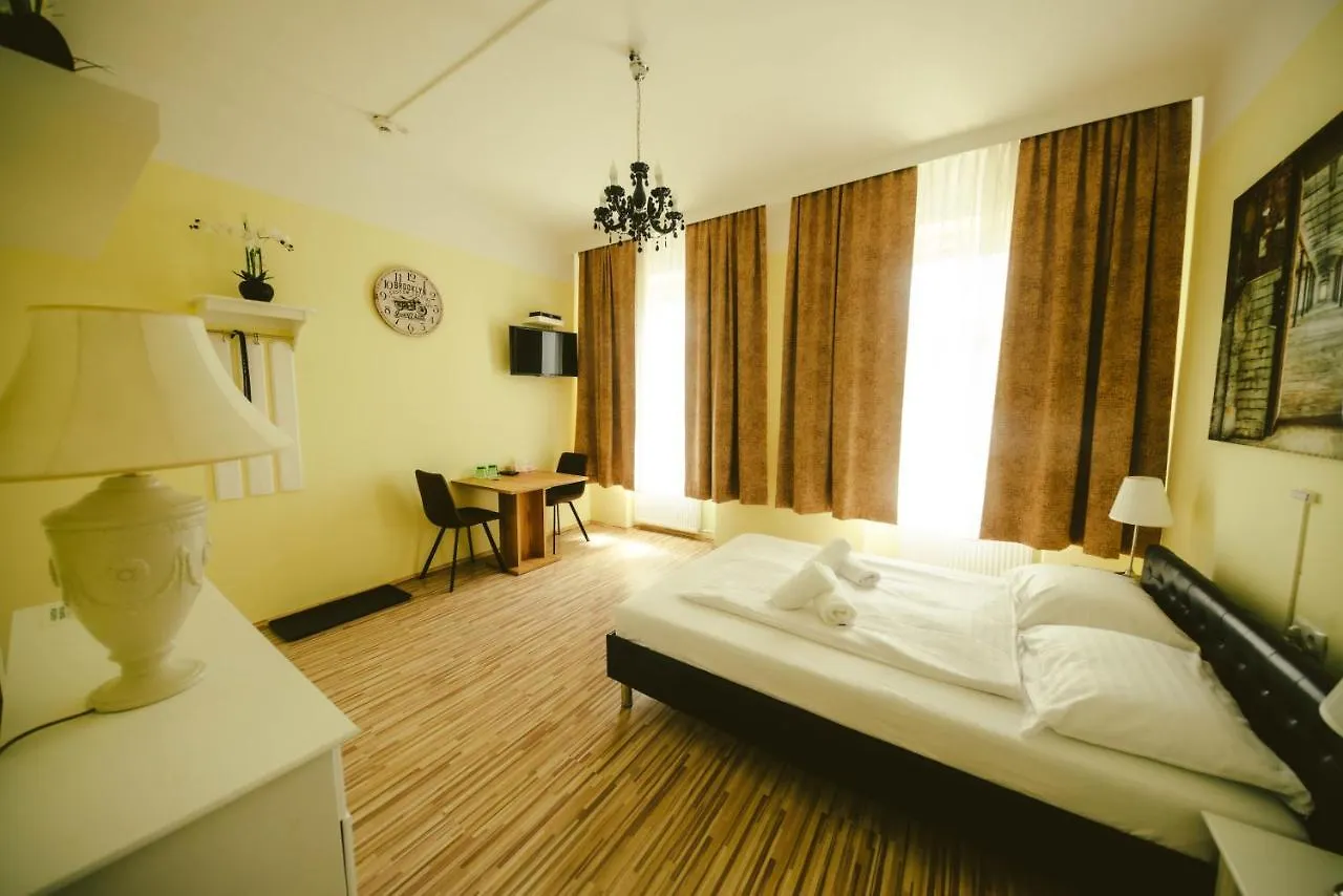 Hotel California Вена 0*,