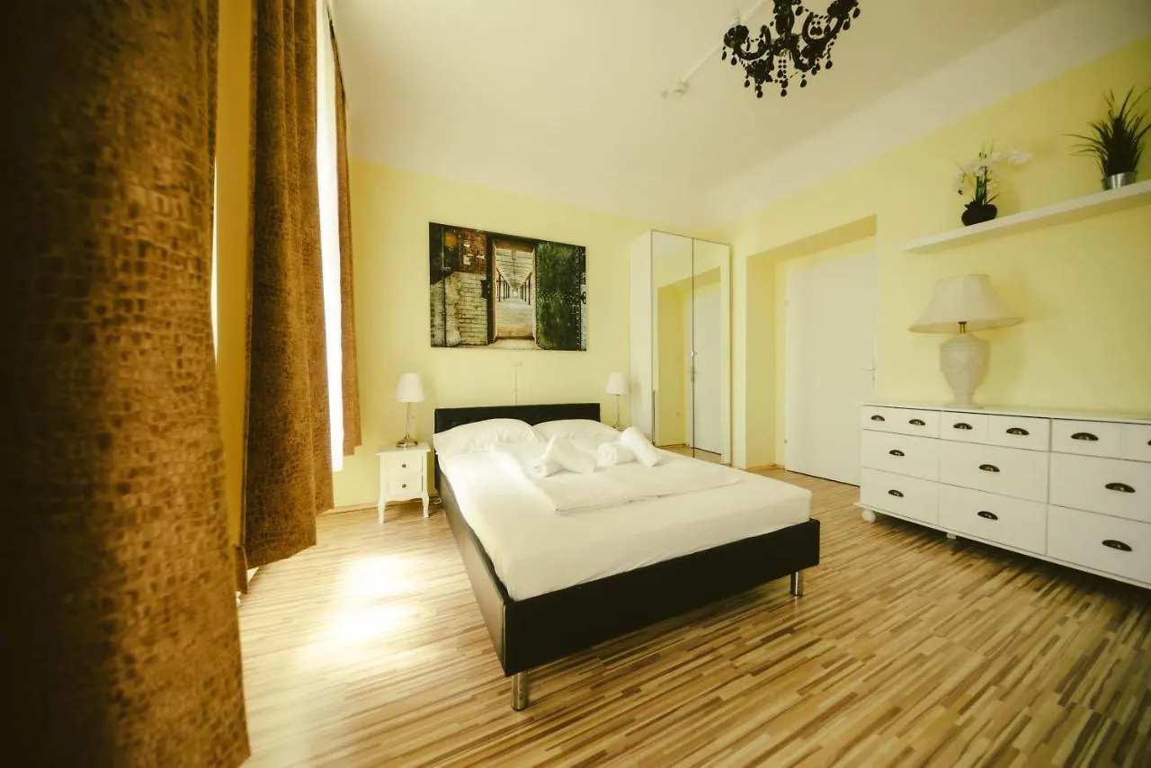 Hotel California Вена 0*,